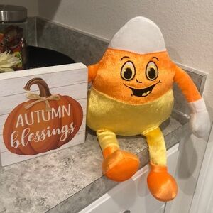💛🧡Sitting Candy Corn